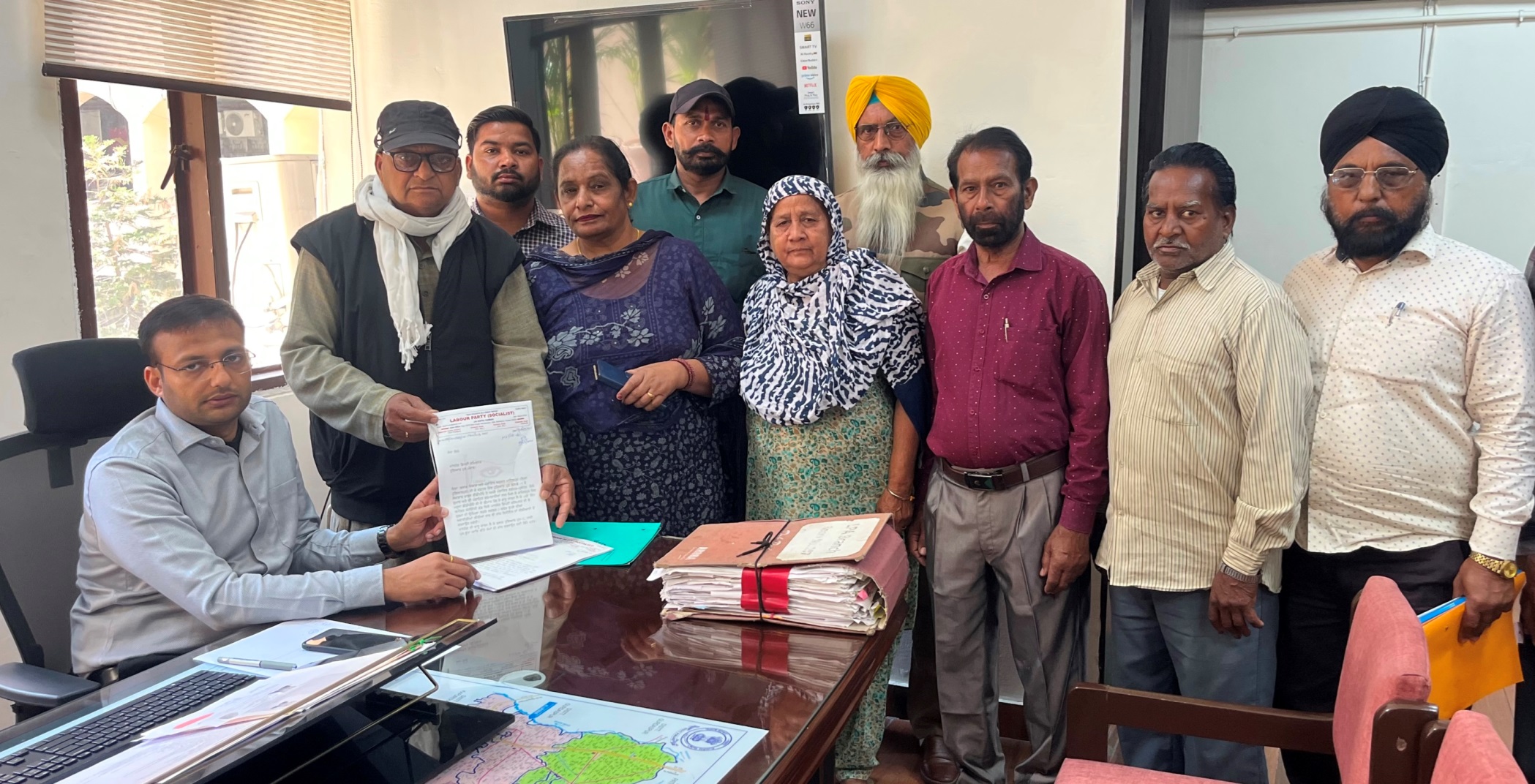 लेबर पार्टी ने माहिलपुर बीडीपीओ कार्यालय में हुए एक करोड़ रुपए के घोटाले को लेकर डिप्टी कमिश्नर होशियारपुर और पंजाब सरकार के मुख्य सचिव को मांग पत्र सौंपा है।